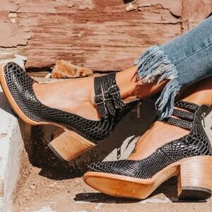 FREEBIRD Randi Black Croc Snake Leather
Ankle-Strap Block Heel Pumps size 8 Boho